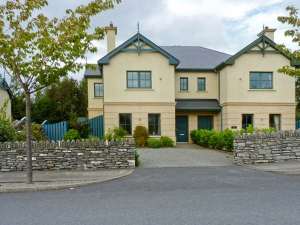 2 Oakwood Manor